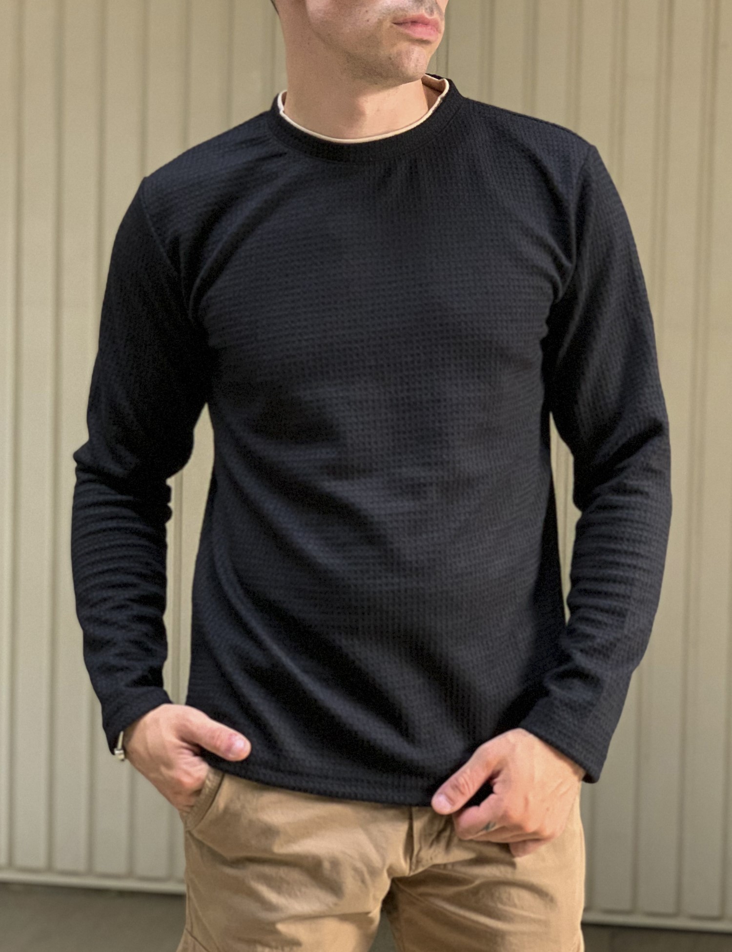 Ανδρική μαύρη μακρυμάνικη μπλούζα με ανάγλυφο σχέδιο MAJE100B MAJE100B